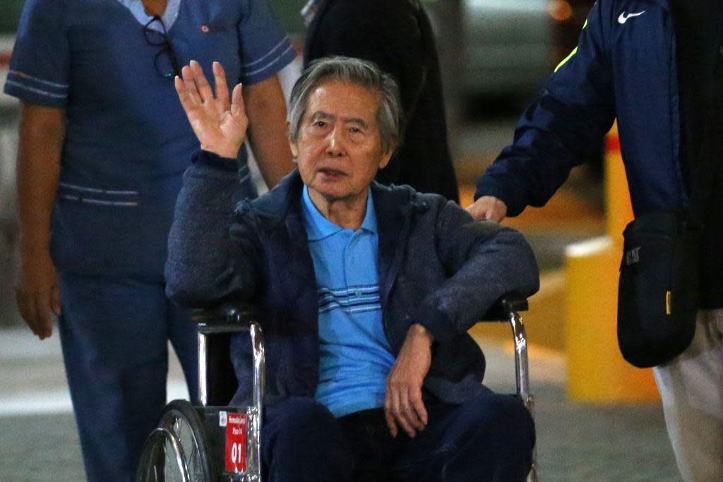 Alberto Fujimori, en silla de ruedas, saluda en una imagen de archivo. 