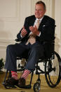 George H. W. Bush ist quasi der König der politischen Statements mit Socken. Er präsentierte am 15. Juli 2013 während eines Events im East Room des Weißen Hauses ein paar rot-weiß-blau-gestreifte Socken. (Bild-Copyright: Yahoo)