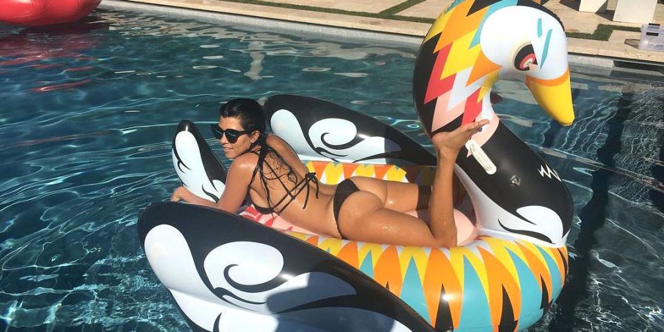 <p>Kourtney elevates her #SwanGoals game.</p>