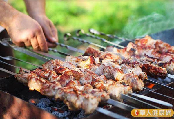 國人飲食西化，紅肉攝取過多、喜好吃煙燻燒烤食物等，都是造成大腸癌發生的危險因子。