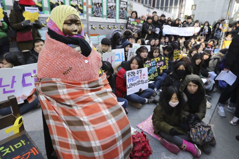 造成韓日關係緊張的韓釜山日本總領事館前的慰安婦少女像（AP）