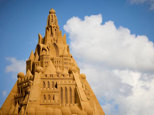 This Dutch artist creates more than just sandcastles on the beach