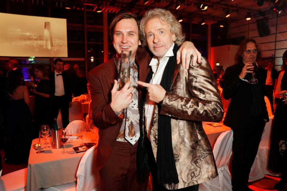 <p>Lars Eidinger ging in der Kategorie ‘Bester Schauspieler’ zwar leer aus, da er gegen Martin Brambach verlor, er durfte den Preis aber zumindest kurz einmal halten. Thomas Gottschalk hatte Verständnis dafür. (Foto: Getty) </p>