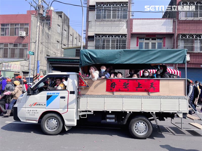 「累了請上車」幫助許多香燈腳順利完成進香。（圖／ 記者鄭尹翔攝影）