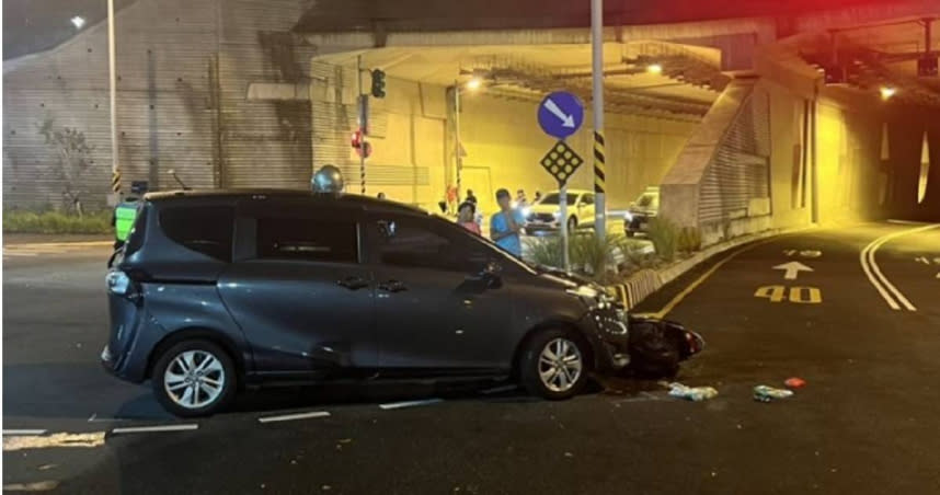 海葵颱風襲台，新北淡水新民隧道前今晚發生一起嚴重車禍，汽車撞飛機車，騎士骨折被緊急送醫。（圖／翻攝畫面）