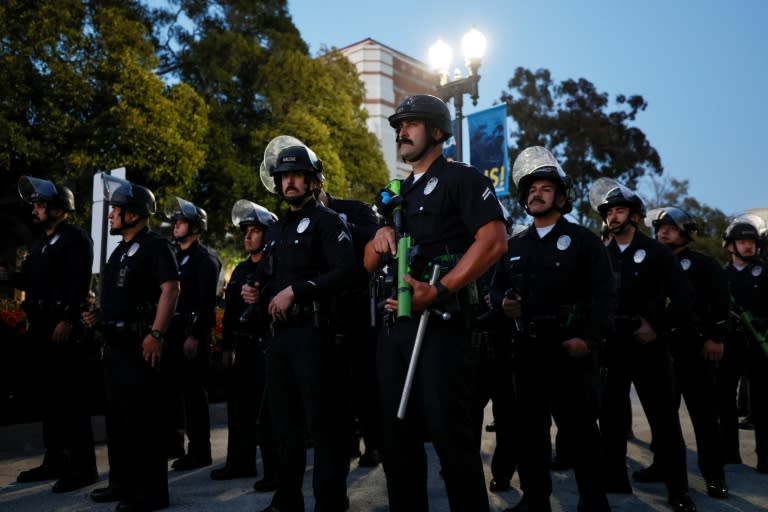Police officers moved deliberately and slowly to clear a protest camp at UCLA (Etienne LAURENT)