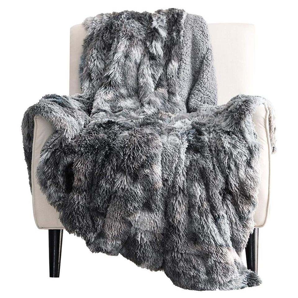 3) Bedsure Faux Fur Throw Blanket