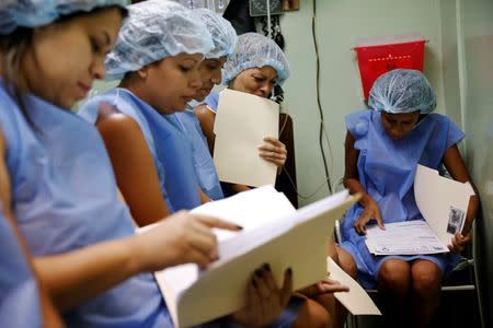 Women wait for sterilization surgery at a hospital in Caracas, Venezuela July 27, 2016. REUTERS/Carlos Garcia Rawlins