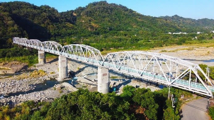 ▲台中后豐鐵馬道的花梁鋼橋「歷史建築物」，整修完成橋墩仿古樣貌。(圖／觀旅局提供2020.11.11)