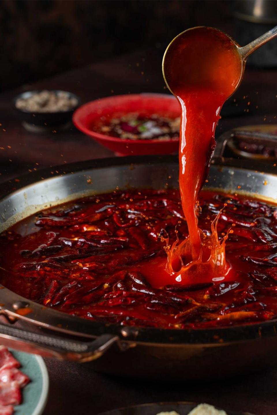 重慶火鍋強調用牛油炒底料，鍋底呈現重油、椒麻、香辣，吃起來味道渾厚滋醇！圖／業者提供