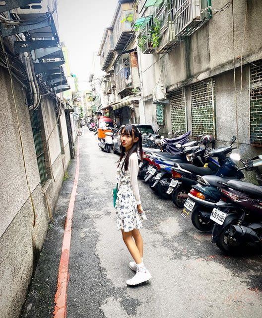 日本女生在台灣老舊巷弄拍照。（圖／翻攝自PTT）
