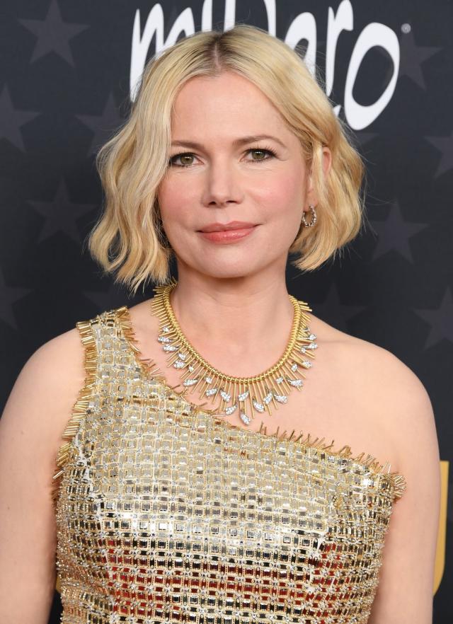 Michelle Williams debuts a new cropped pixie haircut at the Oscars 2023