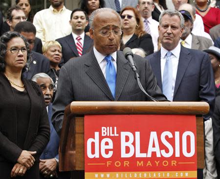 New York City mayoral candidate Bill Thompson (C) concedes the Democratic nomination to Bill de Blasio (R) for New York City mayor's race in front of City Hall in New York, September 16, 2013. REUTERS/Brendan McDermid