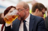 Ex-SPD-Kanzlerkandidat Martin Schulz 2017 beim Gillamoos-Volksfest in Abensberg. (Bild: Johannes Simon/Getty Images)