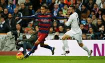 Barcelona's Neymar in action with Real Madrid's Dani Carvajal. Reuters / Sergio Perez