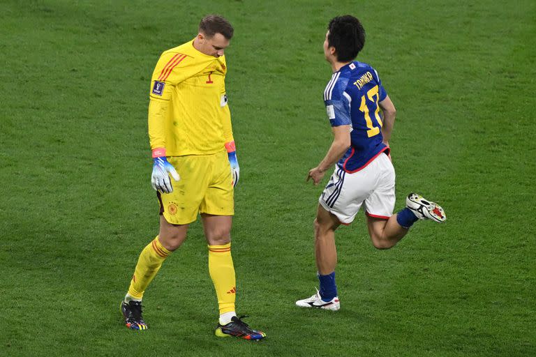 El arquero y capitán Manuel Neuer se lamenta después de la derrota de Alemania ante Japón, ante el festejo de Ao Tanaka