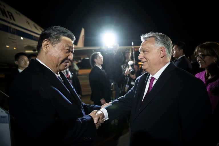 Le président chinois Xi Jinping (g) accueilli par le Premier ministre hongrois Viktor Orban à l'aéroport de Budapest, le 8 mai 2024 en Hongrie (Vivien Cher Benko)