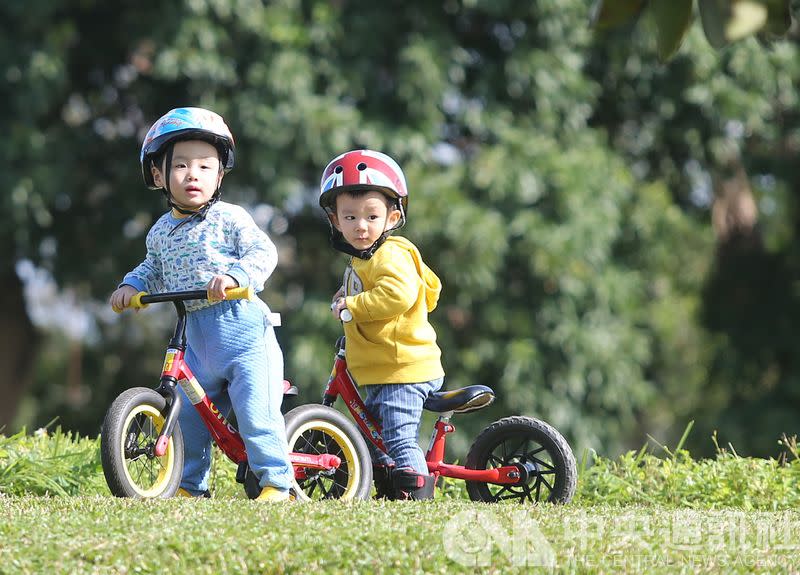 交通部表示，今年3月起，父母騎自行車載幼童已合法，但自行車本身需加裝安全座椅，且自行車必須符合國家標準規範，違規者會依照道路交通管理處罰條例裁罰300元至600元(中央社檔案照片)