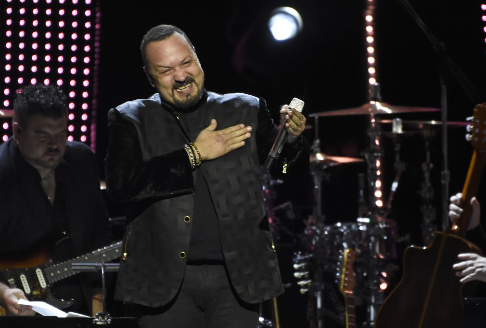 Pepe Aguilar interpreta "Mariposa traicionera" durante la ceremonia en honor a Maná como Persona del Año de la Academia Latina de la Grabación, el miércoles 14 de noviembre del 2018 en el Centro de Eventos Mandalay Bay en Las Vegas. (Foto por Chris Pizzello/Invision/AP)