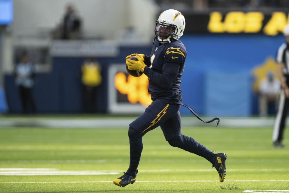 El receptor abierto de los Chargers, DeAndre Carter, corre con el balón contra los Seahawks el 23 de octubre.