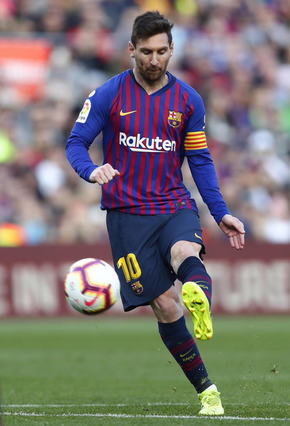 Barcelona's Lionel Messi shoots from a free kick to score the opening goal during a Spanish La Liga soccer match between FC Barcelona and Espanyol at the Camp Nou stadium in Barcelona, Spain, Saturday March 30, 2019. (AP Photo/Manu Fernandez)