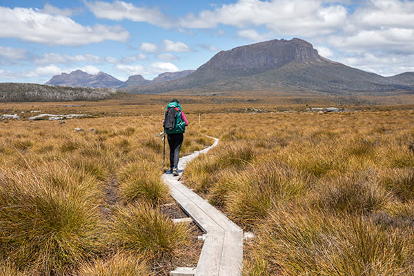 <p>En total el recorrido es de 50 a 80 kilómetros (40 a 50 millas), pero a través de algunos de los terrenos considerados los más bellos del planeta y es parte de Desierto de Tasmania, Patrimonio de la Humanidad. Se trata de terreno completamente salvaje y te tomará unos seis días recorrerlo. <em>Foto: Andrew Merry / Getty Images.</em> </p>