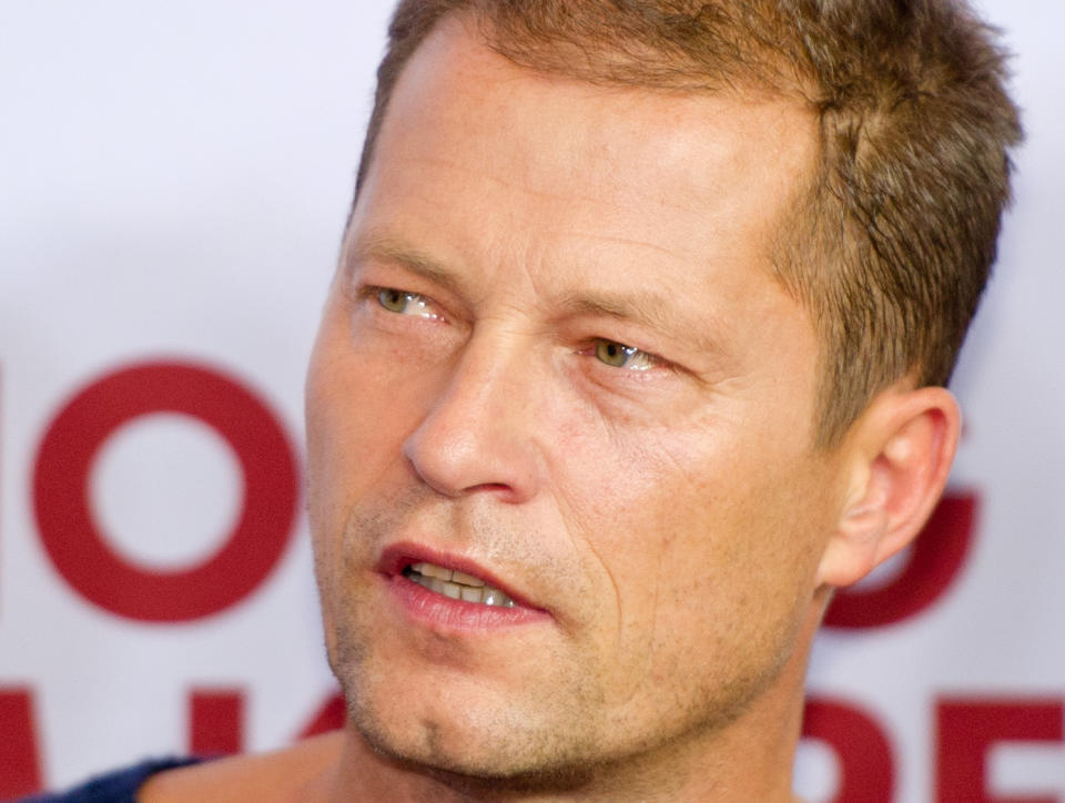 Keiner wehrt sich so unermüdlich und engagiert gegen die Flüchtlings-Hetze, wie Schauspieler Til Schweiger. Der 51-Jährige plant sogar ein Vorzeige-Flüchtlingsheim für 600 Menschen. (Bild-Copyright: dpa)