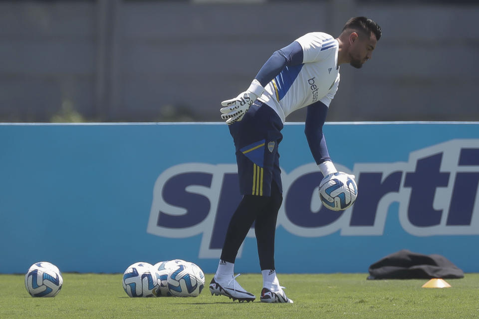 Argentina's Boca Juniors goalkeeper Sergio Romero trains with his team in Rio de Janeiro, Brazil, Friday, Nov. 3, 2023. Boca Juniors will face Brazil's Fluminense for the final Copa Libertadores championship soccer match on Nov. 4. (AP Photo/Bruna Prado)