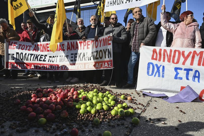 A Thessalonique, des agriculteurs ont déversé samedi sur le sol leur production vendue sans profit.