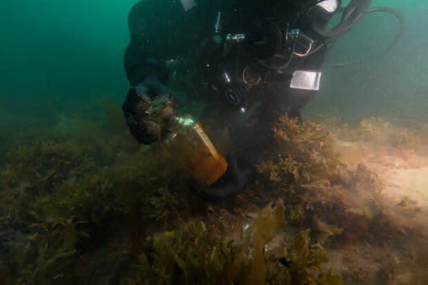 Underwater archeology team/Parks Canada