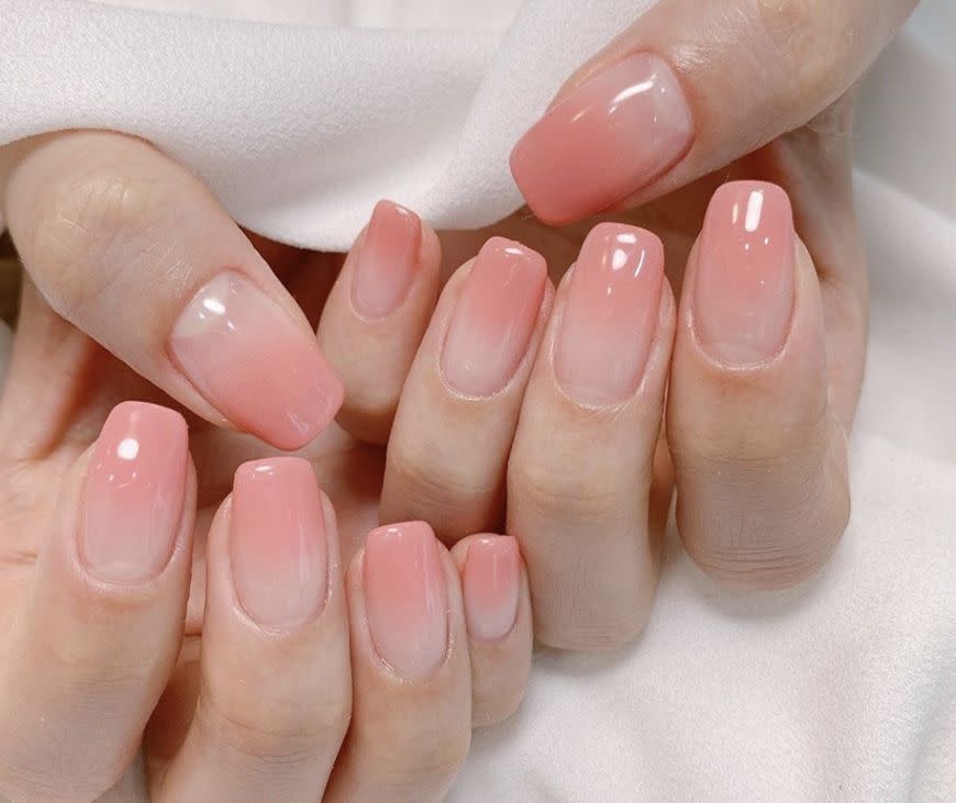 近期韓國女子都在瘋的光療就是這款「指尖系光療」，利用漸層的方式將濃色調留在指尖