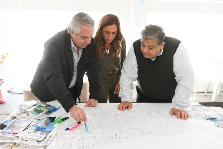 Alberto Fernández y Victoria Tolosa Paz con Mario Ishii en José C. Paz