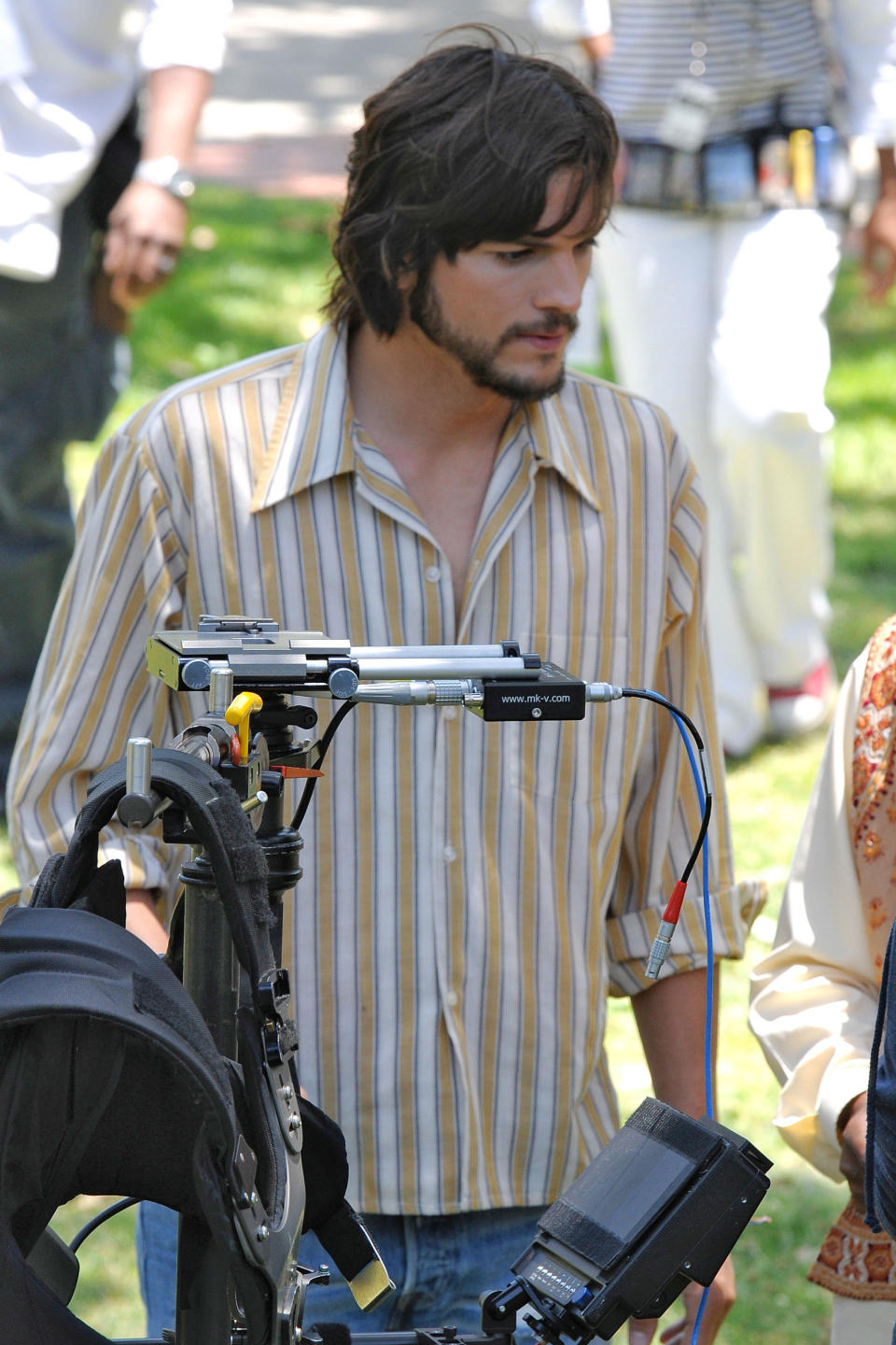 Ashton Kutcher am Set von „Jobs“ in der Rolle des Apple-Gründers. (Bild: Wenn)