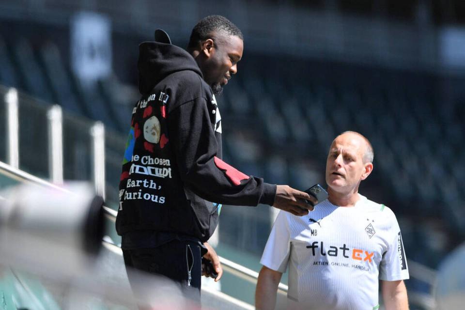 Nanu? Was macht EM-Fahrer Thuram schon beim Gladbach-Training?