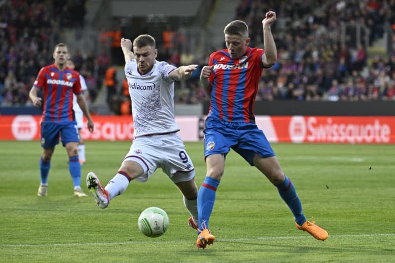 Viktoria Plzen's Lukas Cerv (R) and Fiorentina's Lucas Beltran battle for the ball during the UEFA Europa Conference League soccer match between Viktoria Plzen and Fiorentina at Doosan Arena. Kamaryt Michal/CTK/dpa