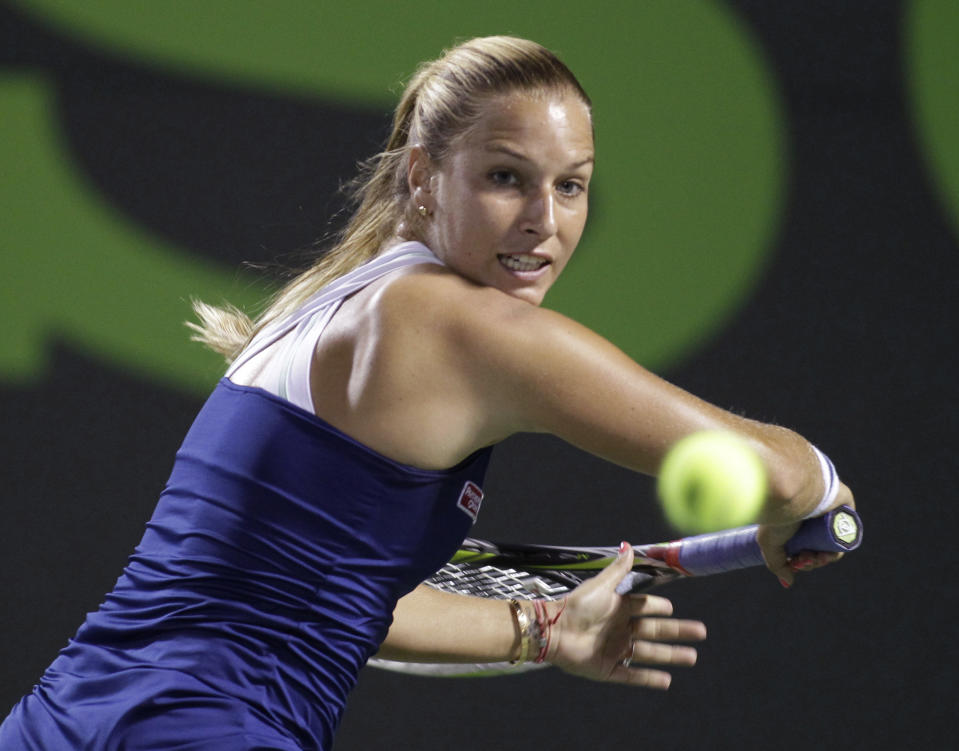 Dominika Cibulkova, of Slovakia, prepares to hit a return to Li Na, of China, during the Sony Open tennis tournament, Thursday, March 27, 2014, in Key Biscayne, Fla. (AP Photo/Luis M. Alvarez)