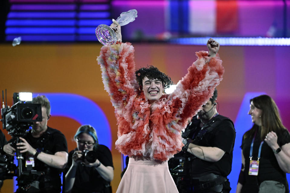 Nemo, de Suiza, que interpretó la canción The Code, celebra tras ganar la Gran Final del Festival de Eurovisión en Malmo, Suecia, el domingo 12 de mayo de 2024. (AP Foto/Martin Meissner)