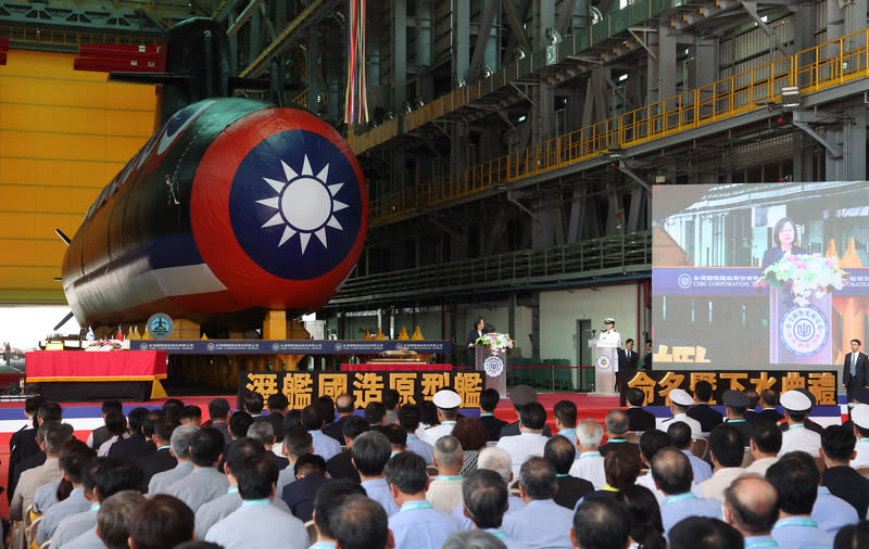 潛艦國造「海鯤號」自民國109年11月開工，經台船、海軍及友盟國家全力協助後終於開花結果，28日上午在台船高雄廠區舉行「命名暨下水典禮」，由總統蔡英文（後左）親自主持。（中央社）