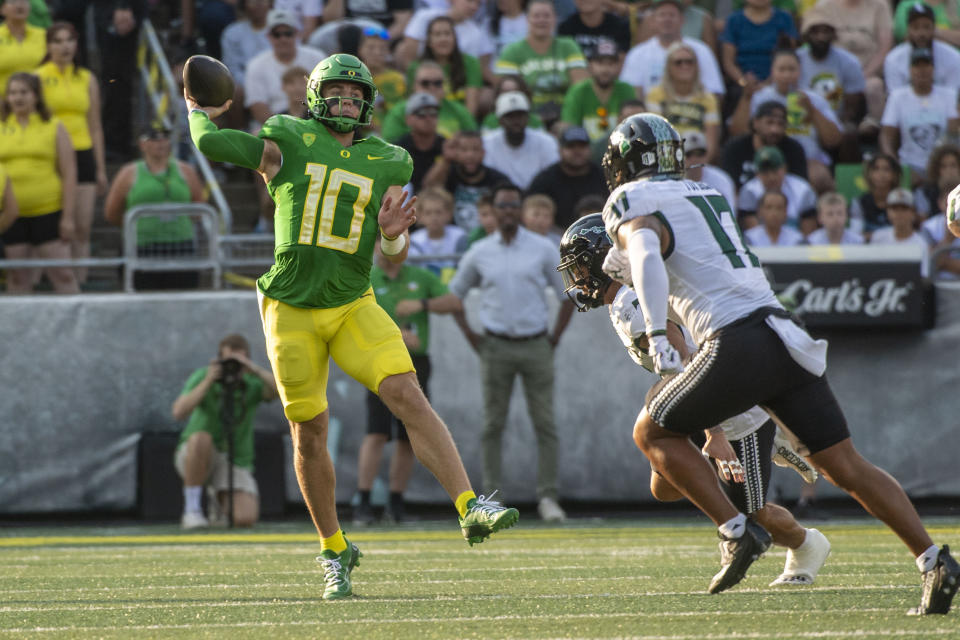 Oregon quarterback Bo Nix (10) throws a pass over Hawaii linebacker Isaiah Tufaga (17) during the first half of an NCAA college football game Saturday, Sept. 16, 2023, in Eugene, Ore. (AP Photo/Andy Nelson)