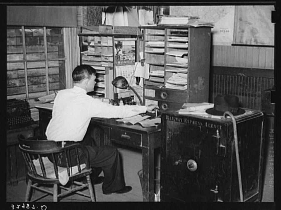 This image of a Railway Express office in Texas shows what the agency’s offices looked like in the 1920s and ’30s.