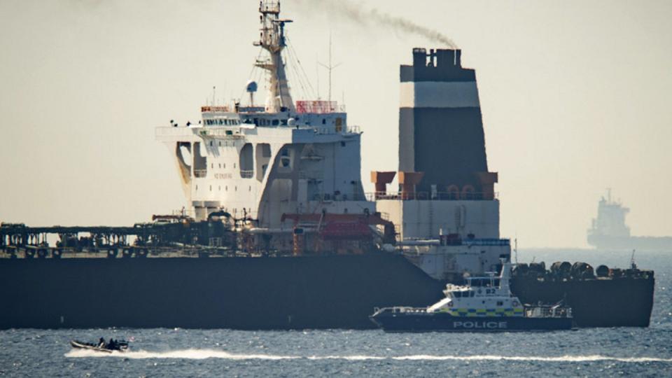 Der Supertanker «Grace 1» neben einem Schiff der britischen Marine in den Gewässern von Gibraltar. Foto: Marcos Moreno/AP