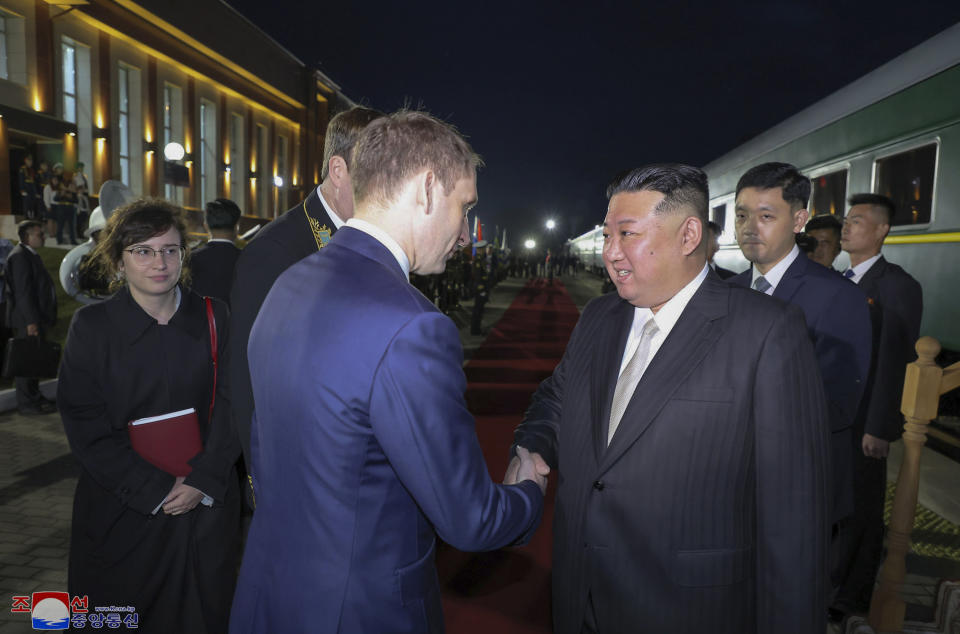 En esta imagen del martes 12 de septiembre de 2023 difundida por el gobierno de Corea del Norte se ve al mandatario norcoreano Kim Jong Un, a la derecha, mientras saluda al ministro ruso de Recursos Naturales y Ecología, Alexander Kozlov, después de cruzar la frontera hacia Rusia en Jasán, a unos 127 kilómetros (79 millas) al sur de Vladivostok. (Agencia Central de Noticias de Corea/Korea News Service via AP)