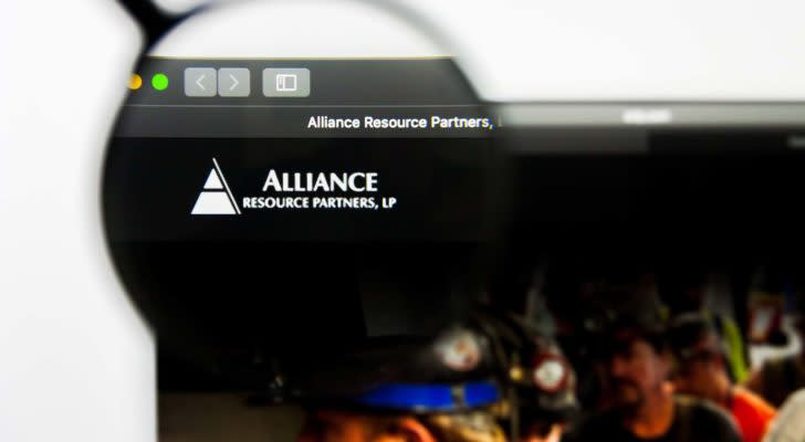 Et forstørrelsesglas zoomer ind på logoet for Alliance Resource Partners, LP (ARLP)