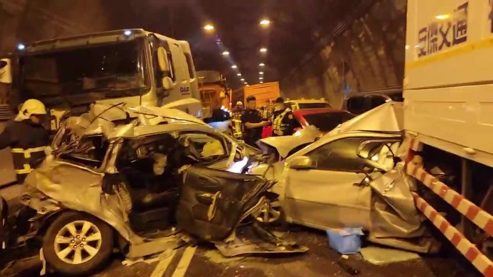 新澳隧道今天發生嚴重車禍，宛如災難片現場。