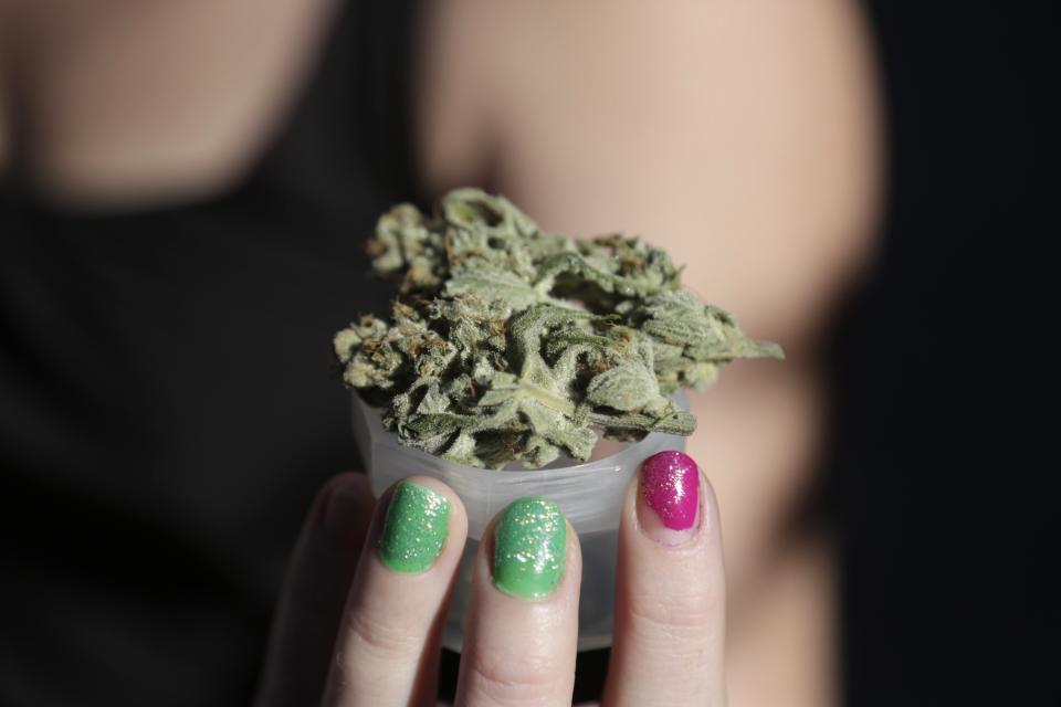 Una cultivadora sostiene una plántula de marihuana de su cosecha, en el High Times U.S. Cannabis Cup de Seattle, Washington, este 8 de septiembre.