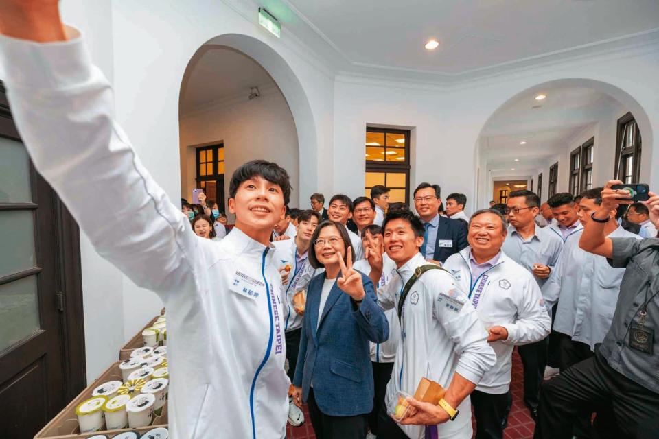 杭州亞運代表斬獲嘉績，回國後受邀到總統府一起吃「冠軍餐」。（翻攝總統府flickr）