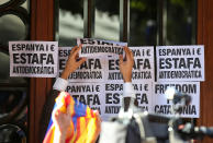 <p>A crowd of protesters paste posters reading “Spain and Euro, Anti-democratic Fraud” to the Catalan region’s economy ministry building after junior economy minister Josep Maria Jove was arrested by Spanish police during a raid on several government offices, in Barcelona, Spain, Sept. 20, 2017. (Photo: Albert Gea/Reuters) </p>