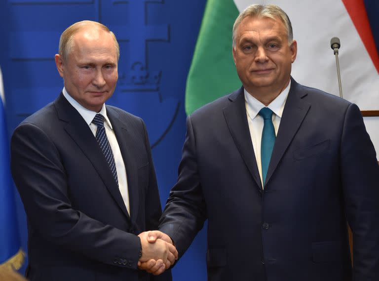 En esta foto de archivo tomada el 30 de octubre de 2019 el primer ministro húngaro Viktor Orban (R) y el presidente ruso Vladimir Putin se dan la mano después de una conferencia de prensa 