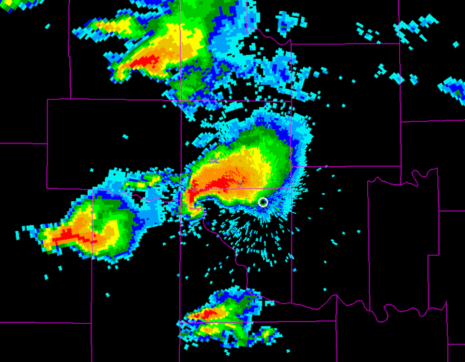 Una imagen de radar muestra una celda de tormenta con un gancho en la parte posterior, lo que sugiere que podría formarse un tornado.