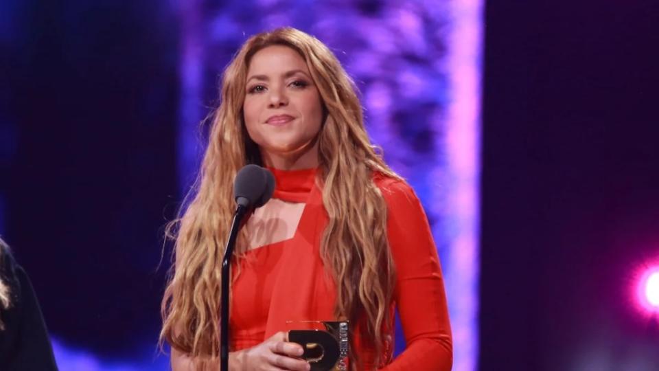 Shakira receives an award during the 2023 Premios Juventud Awards (Getty Images)